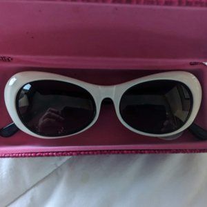 Women's Cat eye Sunglasses - White w/ Black Metal Temples